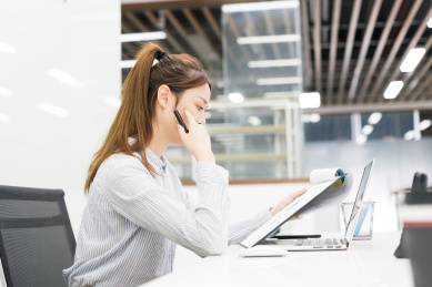 亚裔商务女性前台工作形象