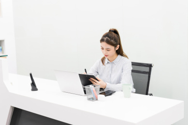 亚裔商务女性前台工作形象