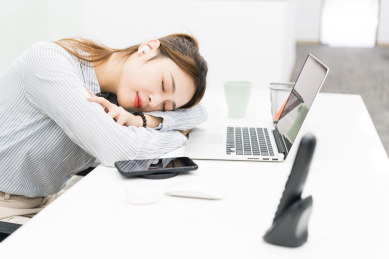 亚裔商务女性前台工作形象