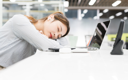 亚裔商务女性前台工作形象