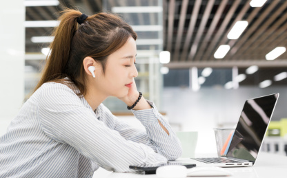 亚裔商务女性前台工作形象