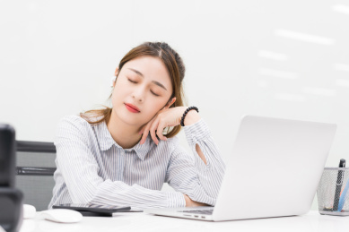 亚裔商务女性前台工作形象