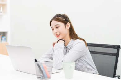 亚裔商务女性前台工作形象