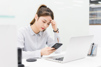 亚裔商务女性前台工作形象