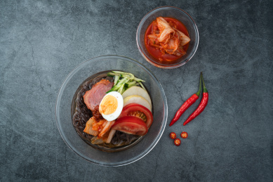 一碗朝鲜冷面放在深色水泥背景上