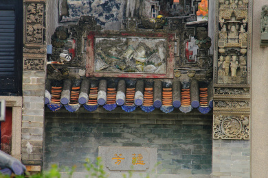 中国广州市岭南余荫山房古建筑上的灰塑