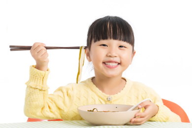 那筷子吃饭的小女孩