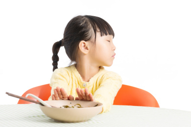 小女孩拒绝吃饭脸扭到了一边