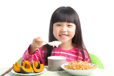 拿勺子喝粥的小孩子