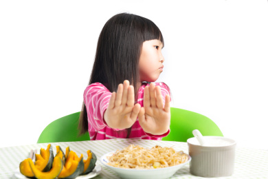 小女孩拒绝吃饭