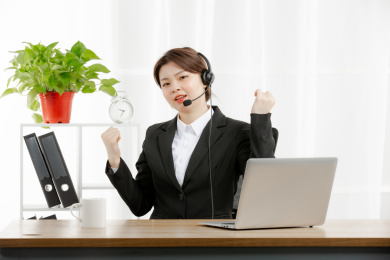 客服戴耳麦摆拍