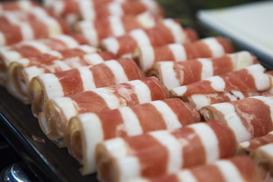 一碟整齐的肥羊肉卷