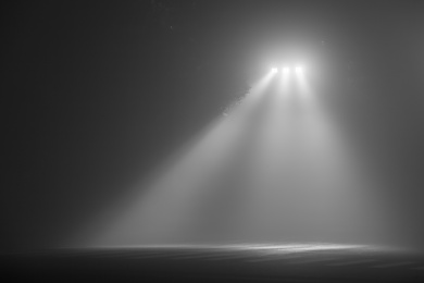 夜晚城市雾霾笼罩马路路灯灯光散射