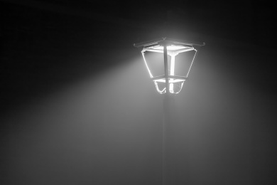 夜晚雾霾笼罩下的路灯