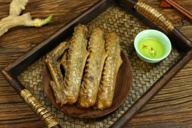 在木板上的卤味鹅翅