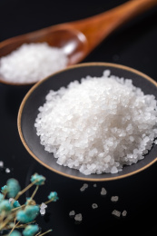 调料食盐摆放在黑色背景上特写