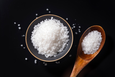 调料食盐摆放在黑色背景上特写