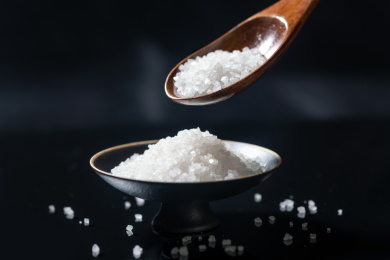 调料食盐摆放在黑色背景上特写