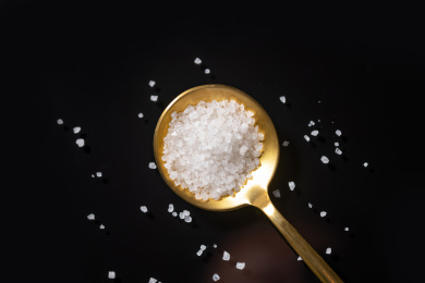 调料食盐摆放在黑色背景上特写