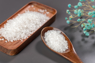 一勺食盐摆放在灰色背景上特写