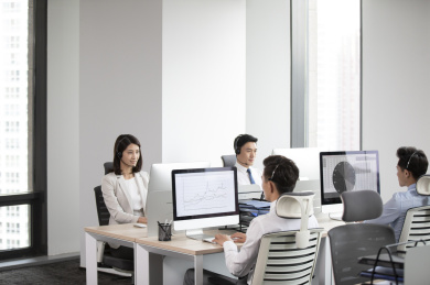 商务人士在办公室工作