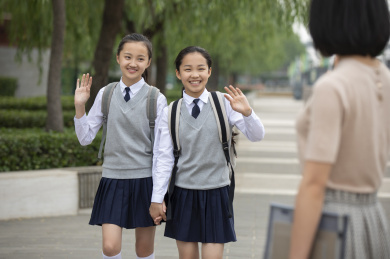 学生向老师打招呼 背包