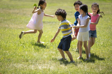 快乐的儿童在草地玩游戏