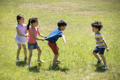 快乐的儿童在草地玩游戏