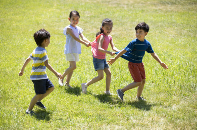 快乐的儿童在草地玩游戏