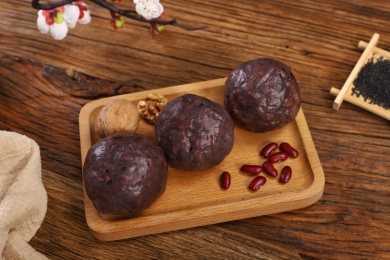 在盘子里的粘豆包