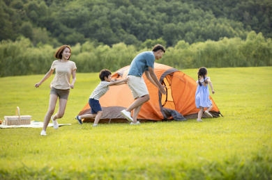 快乐的年轻家庭在户外露营