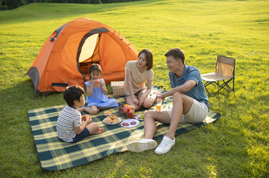 快乐的年轻家庭在户外野餐