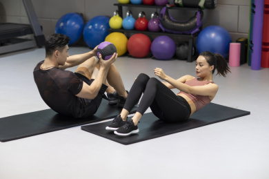 年轻女士在健身房上私教课