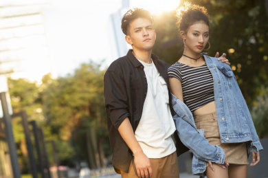 年轻情侣在街头 搂着肩膀