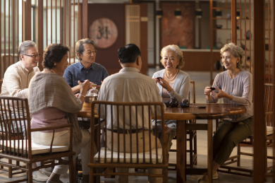 老人们聚在茶馆喝茶聊天