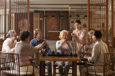 老人们聚在一起喝茶聊天