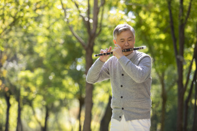 老年人在公园吹奏笛子