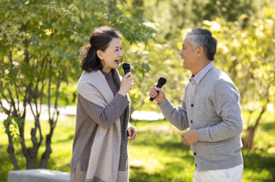 幸福的老年人在公园唱歌