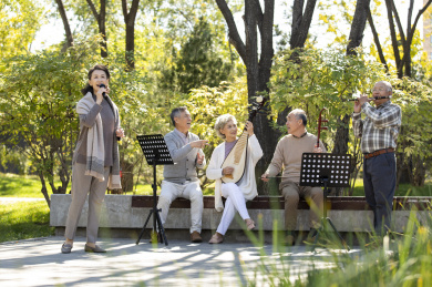 老年人在公园演奏传统乐器