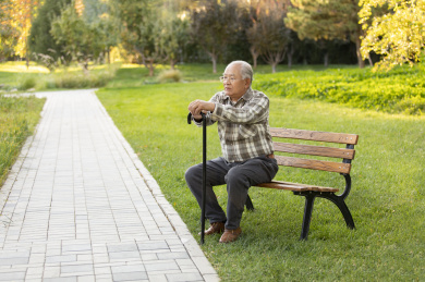 老人独坐长椅的图片图片
