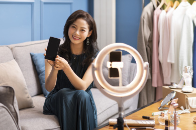 年轻女子在家直播卖衣服