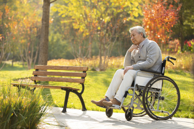 孤独的老人坐在轮椅上