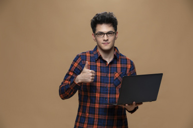 自信的年轻程序员 褐色