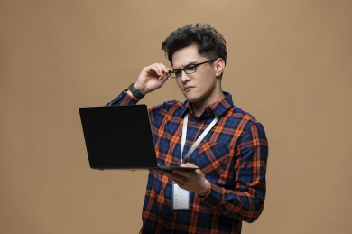 年轻的程序员正在工作