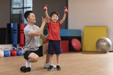 小男孩上健身课 高举手臂