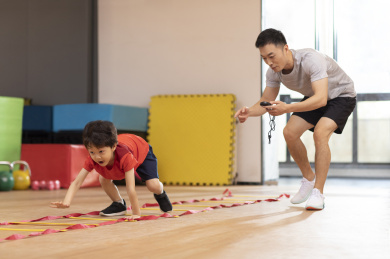 小男孩上体能训练课
