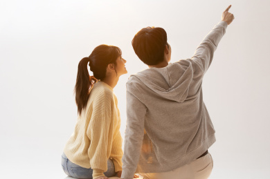 幸福年轻情侣的背影