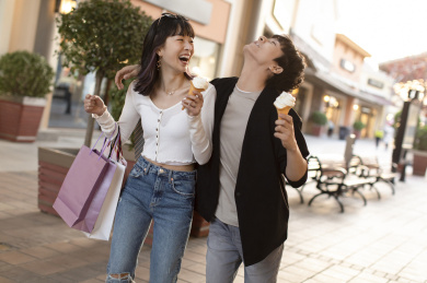 快乐的年轻情侣逛街约会