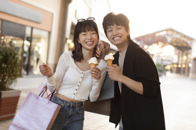 快乐的年轻情侣逛街约会