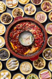 煮着的重庆鸳鸯火锅